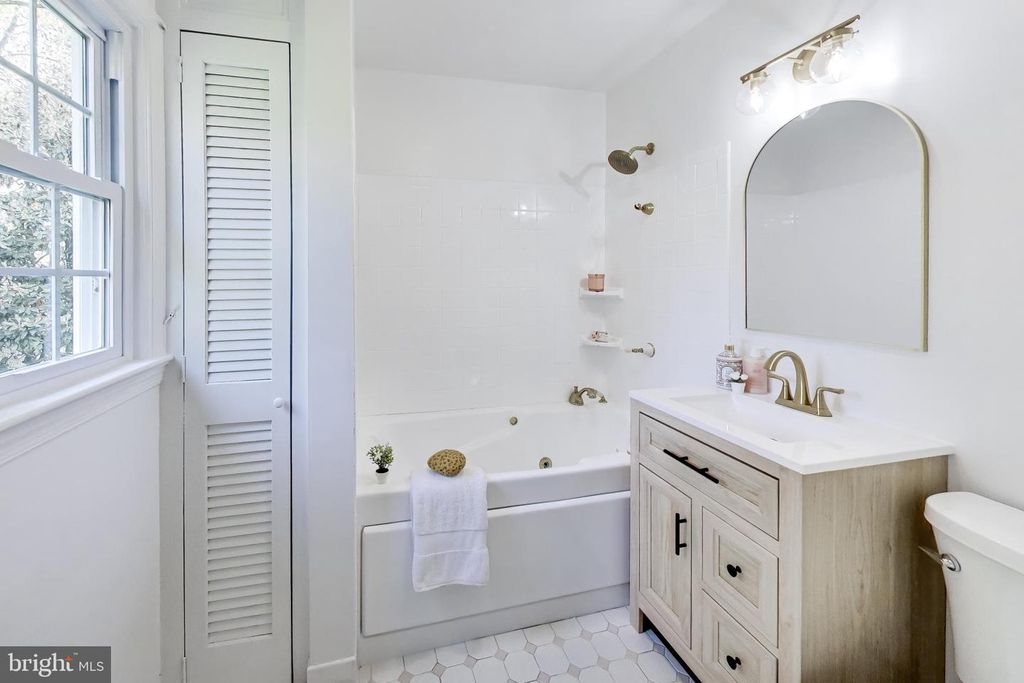 Image 14 of property listing at 54 ORCHARD WAY N, Rockville, MD 20854