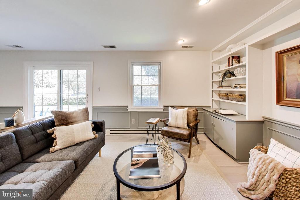 Image 20 of property listing at 54 ORCHARD WAY N, Rockville, MD 20854