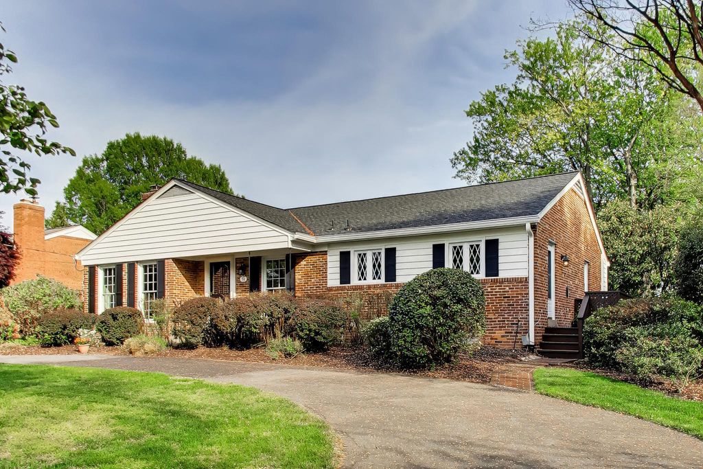 Image 3 of property listing at 54 ORCHARD WAY N, Rockville, MD 20854