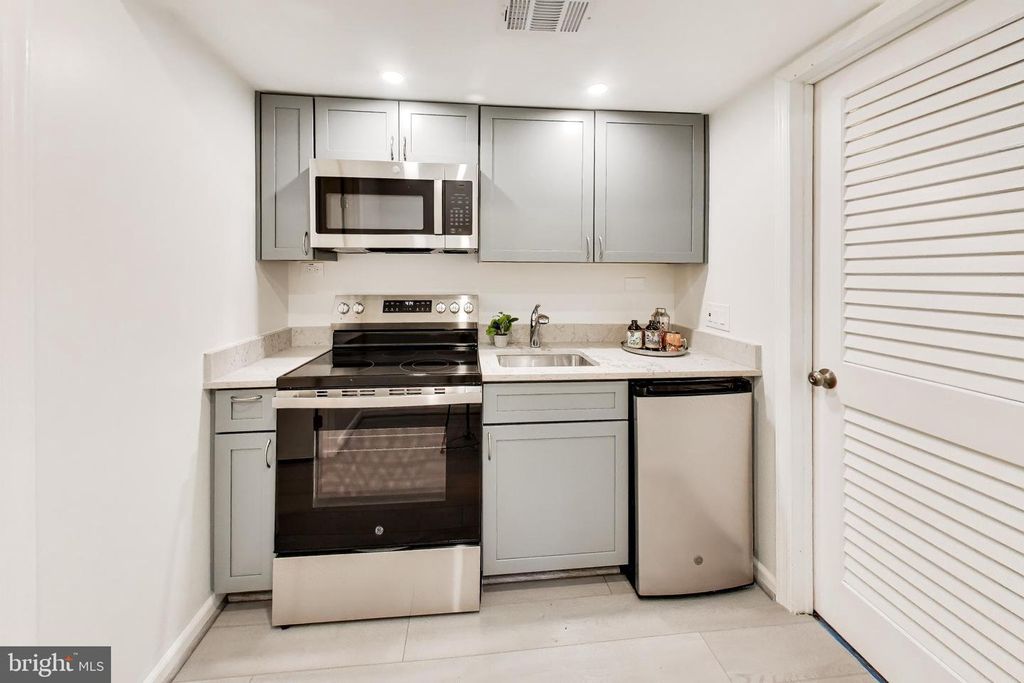 Image 23 of property listing at 54 ORCHARD WAY N, Rockville, MD 20854