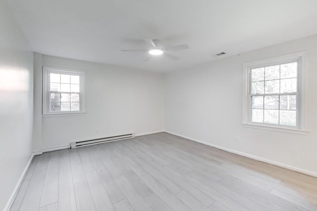 Image 24 of property listing at 54 ORCHARD WAY N, Rockville, MD 20854