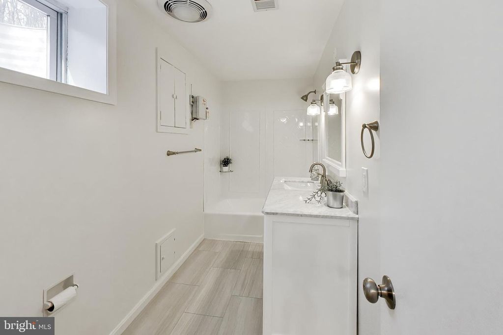 Image 28 of property listing at 54 ORCHARD WAY N, Rockville, MD 20854