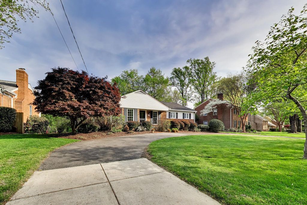 Image 4 of property listing at 54 ORCHARD WAY N, Rockville, MD 20854