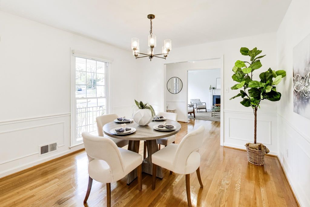 Image 8 of property listing at 54 ORCHARD WAY N, Rockville, MD 20854