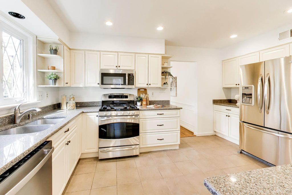 Image 10 of property listing at 54 ORCHARD WAY N, Rockville, MD 20854