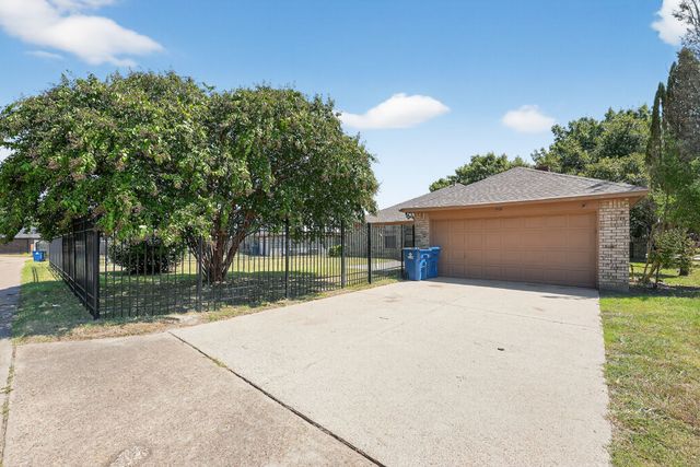 904 Breckenridge Drive, Desoto, TX 75115