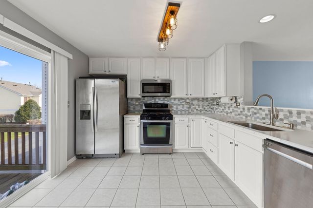 621 Lincoln Station Drive, Oswego, IL 60543