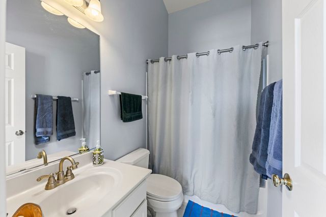 621 Lincoln Station Drive, Oswego, IL 60543