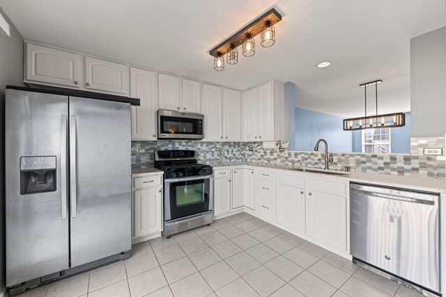 621 Lincoln Station Drive, Oswego, IL 60543