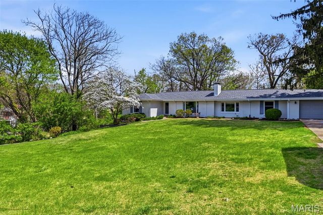 6 Lake Pembroke Drive, Ferguson, MO 63135