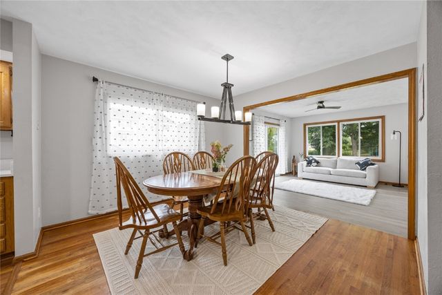 5180 Chestnut Valley Rd Ne, Cedar Rapids, IA 52411