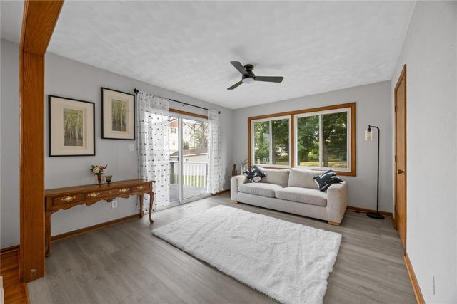 5180 Chestnut Valley Rd Ne, Cedar Rapids, IA 52411