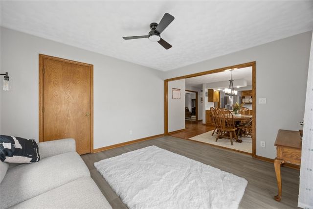 5180 Chestnut Valley Rd Ne, Cedar Rapids, IA 52411