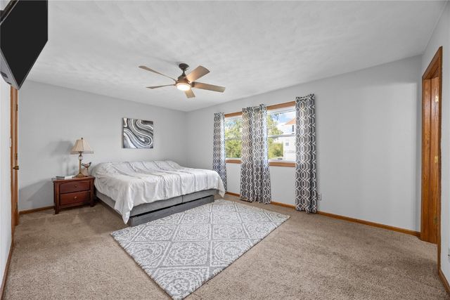 5180 Chestnut Valley Rd Ne, Cedar Rapids, IA 52411