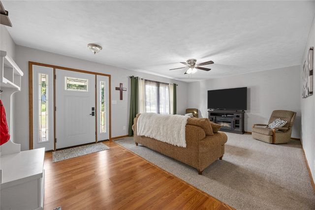 5180 Chestnut Valley Rd Ne, Cedar Rapids, IA 52411