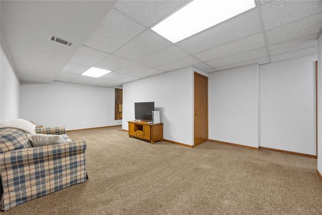 5180 Chestnut Valley Rd Ne, Cedar Rapids, IA 52411