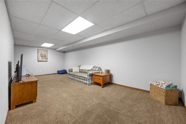 5180 Chestnut Valley Rd Ne, Cedar Rapids, IA 52411