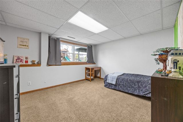 5180 Chestnut Valley Rd Ne, Cedar Rapids, IA 52411