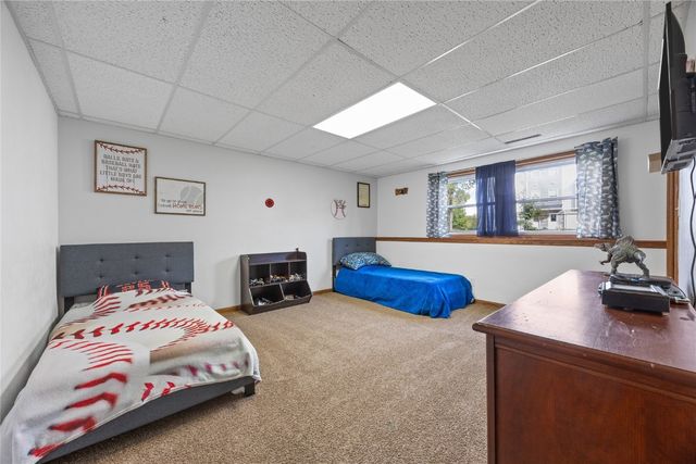 5180 Chestnut Valley Rd Ne, Cedar Rapids, IA 52411