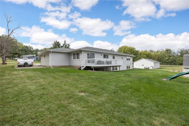 5180 Chestnut Valley Rd Ne, Cedar Rapids, IA 52411