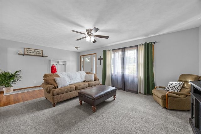 5180 Chestnut Valley Rd Ne, Cedar Rapids, IA 52411