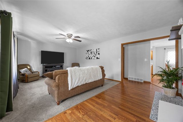 5180 Chestnut Valley Rd Ne, Cedar Rapids, IA 52411