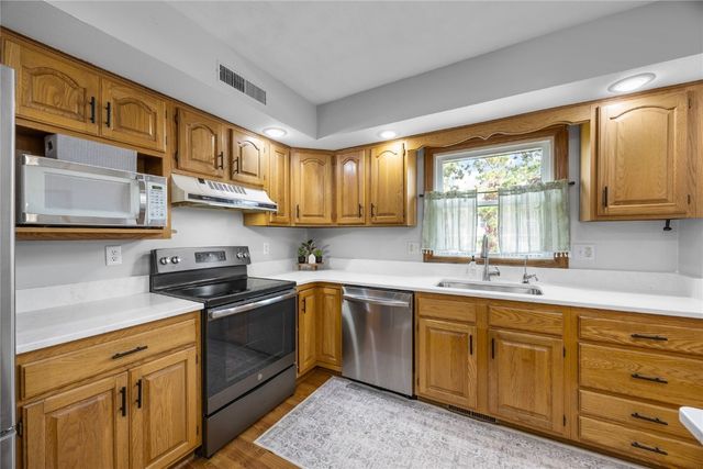 5180 Chestnut Valley Rd Ne, Cedar Rapids, IA 52411