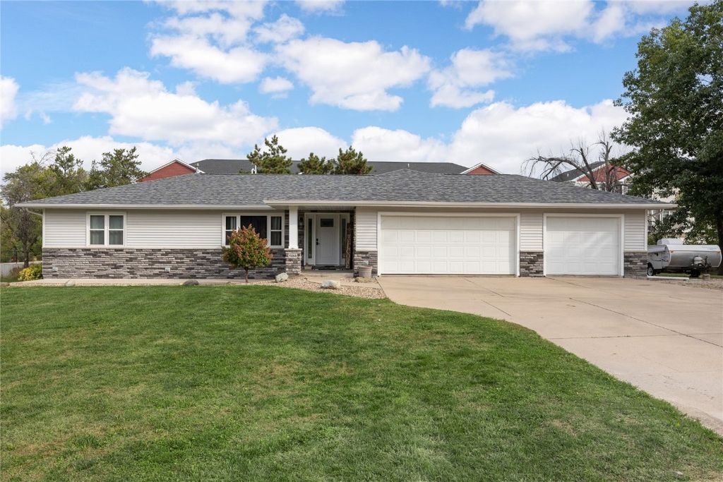 5180 Chestnut Valley Rd Ne, Cedar Rapids, IA 52411