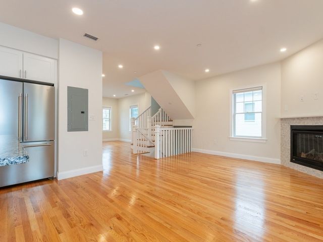 210 Adams 3, Waltham, MA 02435