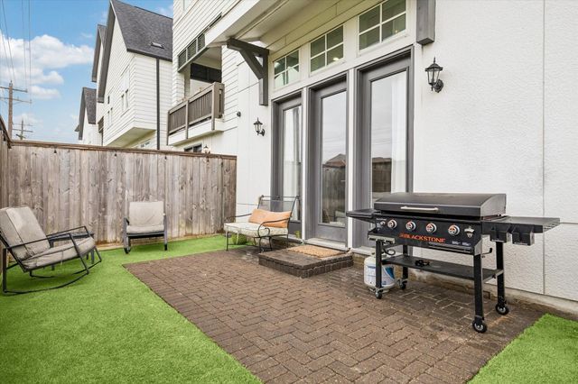 3302 W 12th Street, Houston, TX 77008