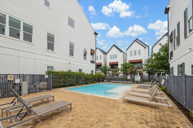 3302 W 12th Street, Houston, TX 77008