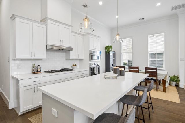 3302 W 12th Street, Houston, TX 77008