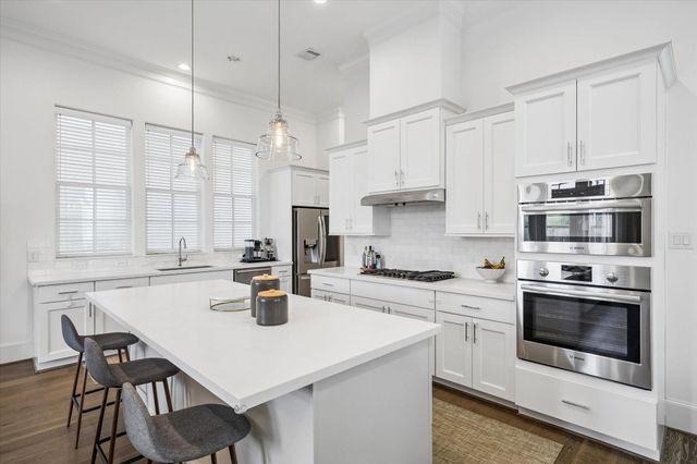 3302 W 12th Street, Houston, TX 77008