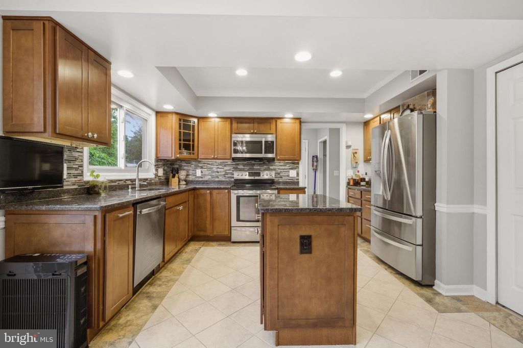 Image 15 of property listing at 10734 WILLOW OAKS DR, Bowie, MD 20721
