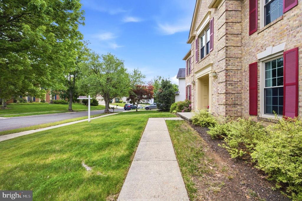 Image 3 of property listing at 10734 WILLOW OAKS DR, Bowie, MD 20721