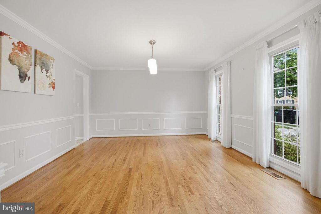 Image 5 of property listing at 10734 WILLOW OAKS DR, Bowie, MD 20721