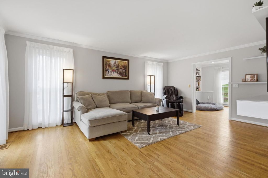 Image 7 of property listing at 10734 WILLOW OAKS DR, Bowie, MD 20721