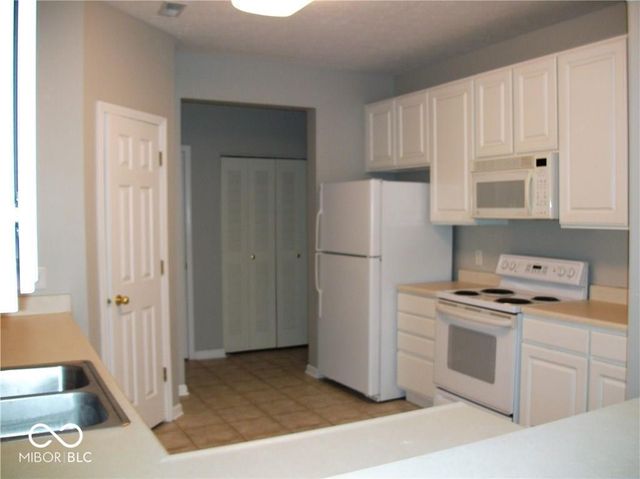 2215 Colfax Lane, Indianapolis, IN 46260