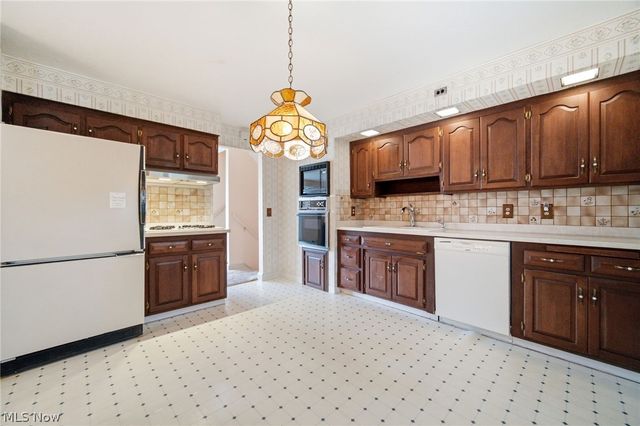 2475 Robinhood Drive, Parma, OH 44134