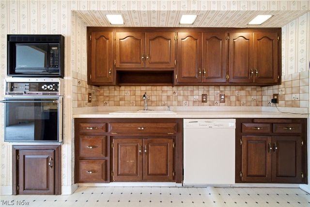 2475 Robinhood Drive, Parma, OH 44134