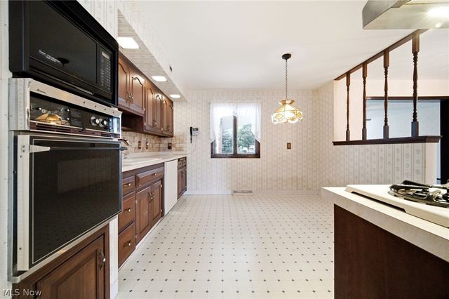 2475 Robinhood Drive, Parma, OH 44134