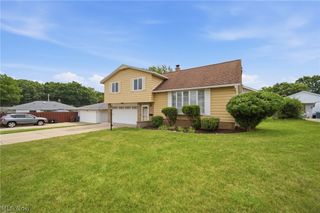 2475 Robinhood Drive, Parma, OH 44134
