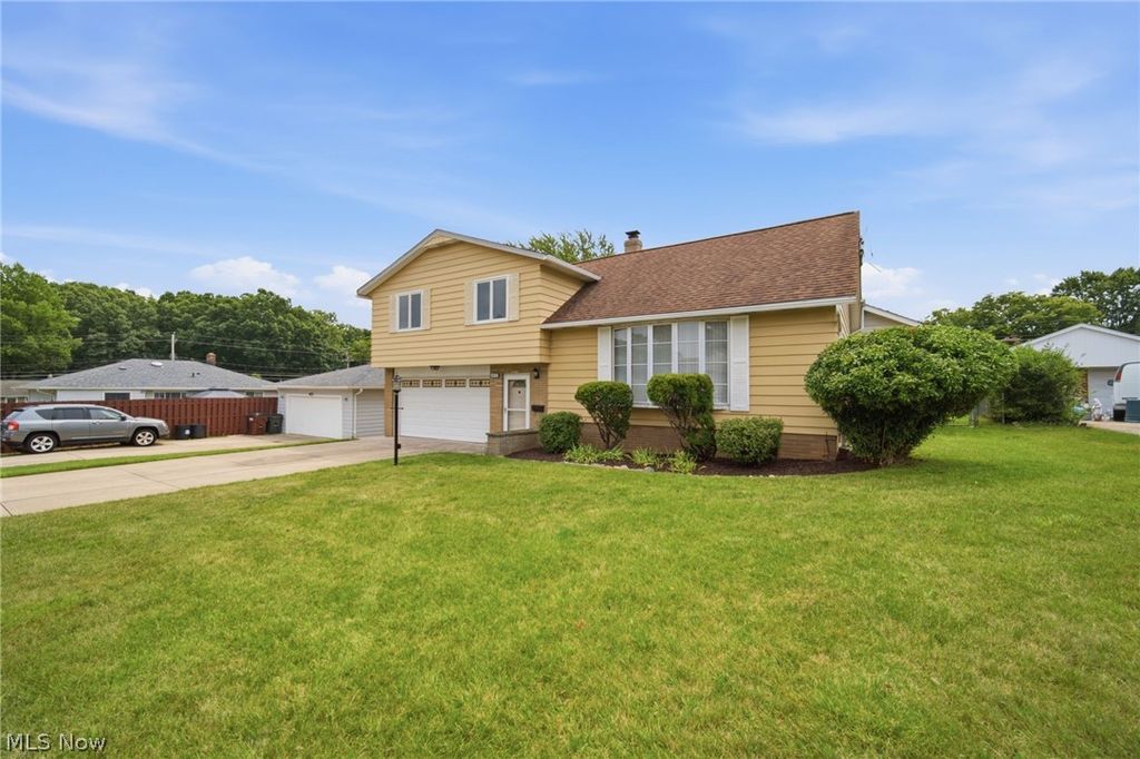 2475 Robinhood Drive, Parma, OH 44134