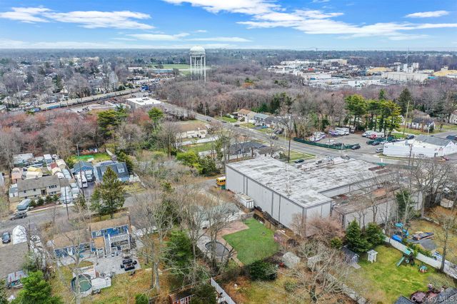 317 Centre Avenue, Lindenhurst, NY 11757