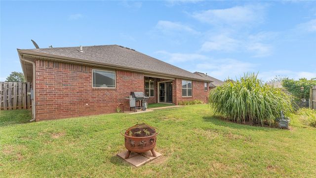 6010 S 37th Street, Rogers, AR 72758