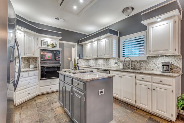 2400 Wild Rose Court, Arlington, TX 76006