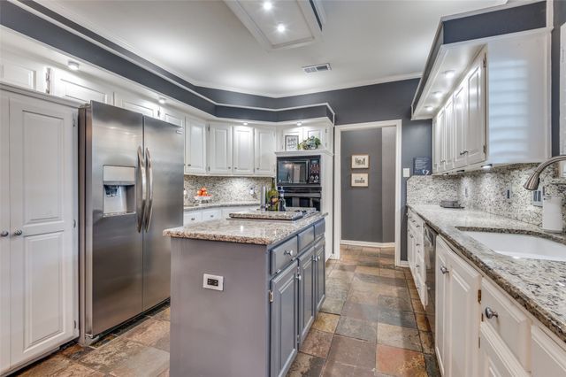 2400 Wild Rose Court, Arlington, TX 76006