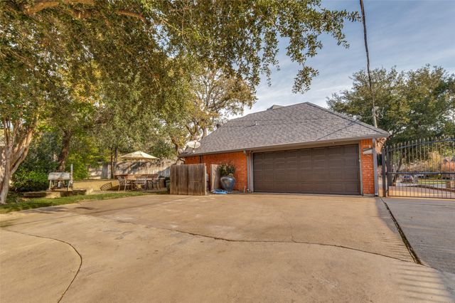 2400 Wild Rose Court, Arlington, TX 76006