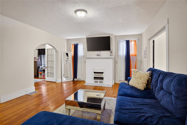 98 Sterrett St, Crafton, PA 15205