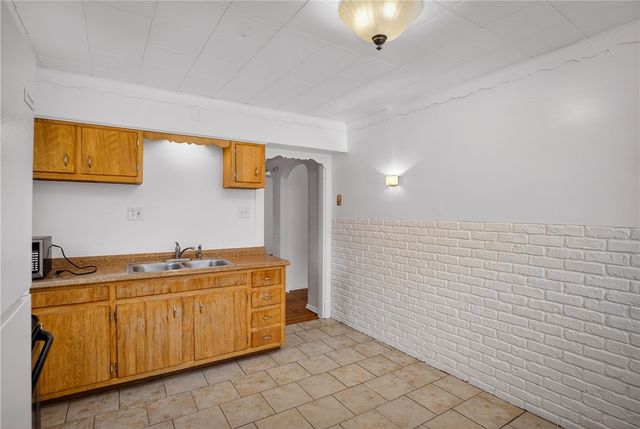 98 Sterrett St, Crafton, PA 15205